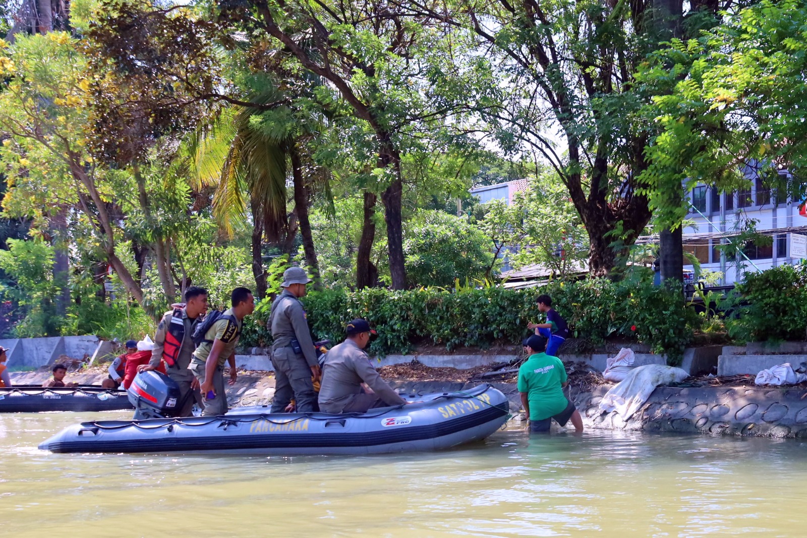 Susur Kalimas, Pemkot Surabaya Masih Temukan Warga yang Buang Kotoran Hewan Kurban di Sungai (istimewa/ surabayakabarmetro.id)