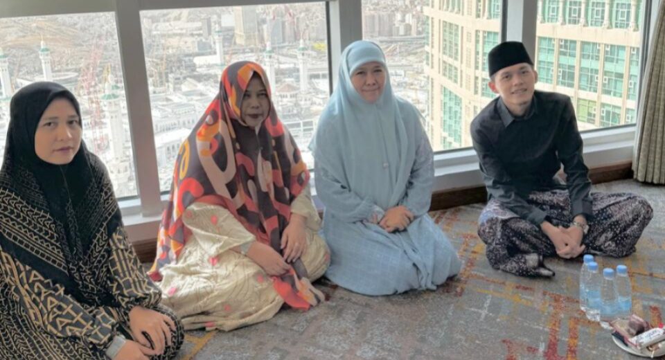 Saat Khofifah Bertemu dengan Gus Iqdam di Mekkah: Mendengar Banyak Masukan (istimewa/ surabayakabarmetro.id)