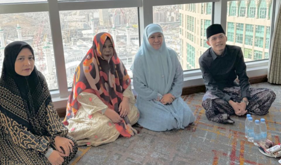 Saat Khofifah Bertemu dengan Gus Iqdam di Mekkah: Mendengar Banyak Masukan (istimewa/ surabayakabarmetro.id)