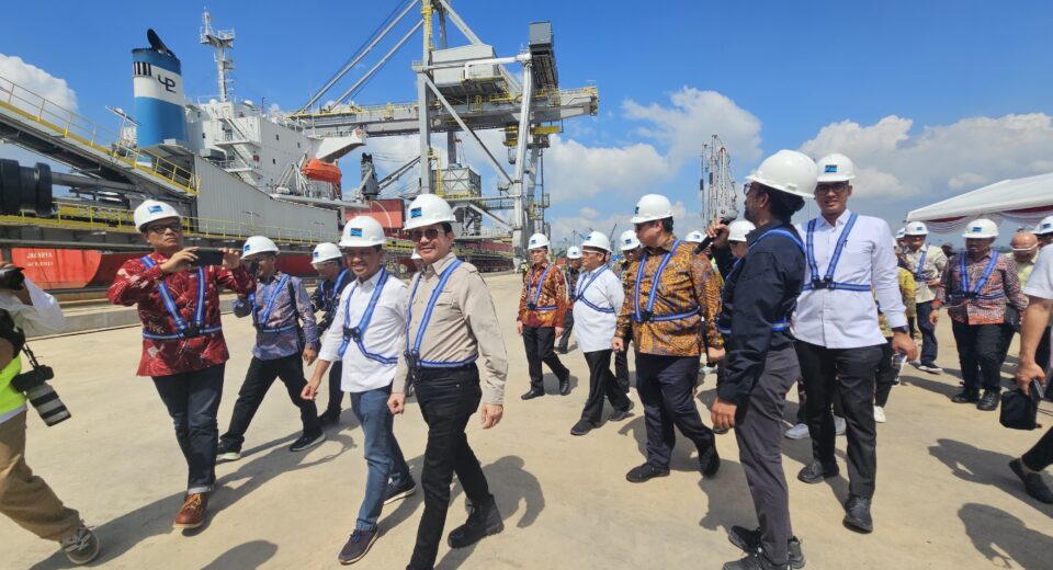 Menteri Koordinator Bidang Perekonomian Airlangga Hartarto, bersama Menteri Investasi Bahlil Lahadalia, Presiden Direktur PT Freeport Indonesia Tony Wenas, dan rombongan meninjau Pelabuhan Smelter, Kamis (27/6). (istimewa/ surabayakabarmetro.id)