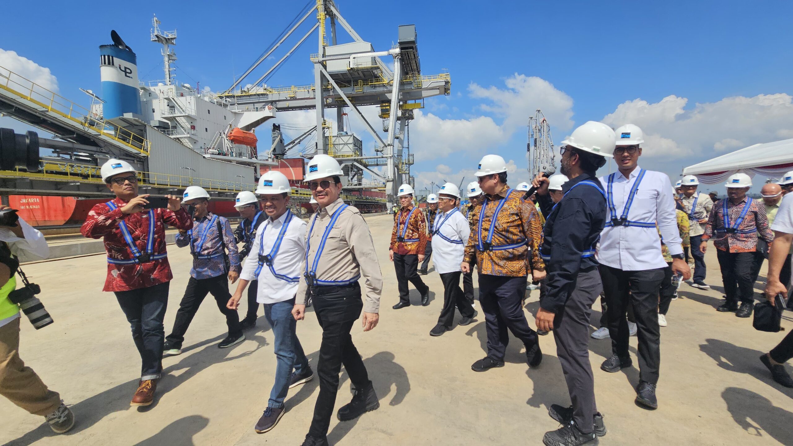 Menteri Koordinator Bidang Perekonomian Airlangga Hartarto, bersama Menteri Investasi Bahlil Lahadalia, Presiden Direktur PT Freeport Indonesia Tony Wenas, dan rombongan meninjau Pelabuhan Smelter, Kamis (27/6). (istimewa/ surabayakabarmetro.id)