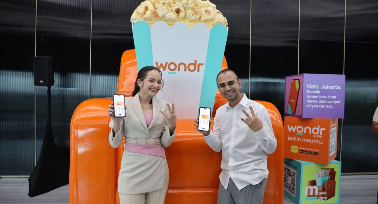 Raffi Ahmad dan Enzy Storia berfoto di salah satu Giant Installation wondr by BNI. Instalasi ini menandakan acara peluncuran wondr by BNI dan hadir dalam berbagai bentuk selama bulan Juli 2024, mewakili gaya hidup masyarakat saat ini, mulai dari sofa dan popcorn, headset, sepatu, tas, hingga coffee cup yang tersebar di berbagai wilayah di Jakarta seperti Kota Tua, PIK COVE, Senayan City, dan Sarinah, hingga Plaza Ambarukmo Mall, Yogyakarta. (istimewa/ surabayakabarmetro.id)