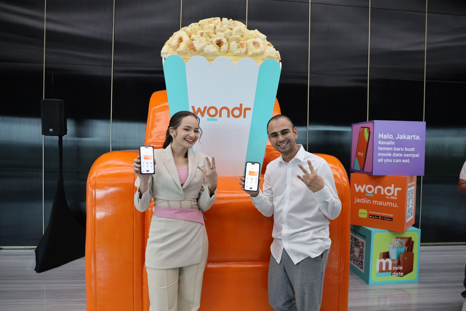 Raffi Ahmad dan Enzy Storia berfoto di salah satu Giant Installation wondr by BNI. Instalasi ini menandakan acara peluncuran wondr by BNI dan hadir dalam berbagai bentuk selama bulan Juli 2024, mewakili gaya hidup masyarakat saat ini, mulai dari sofa dan popcorn, headset, sepatu, tas, hingga coffee cup yang tersebar di berbagai wilayah di Jakarta seperti Kota Tua, PIK COVE, Senayan City, dan Sarinah, hingga Plaza Ambarukmo Mall, Yogyakarta. (istimewa/ surabayakabarmetro.id)