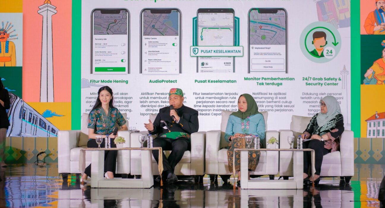 Radhi Juniantino, Director of Trust & Safety and GrabSupport, Grab Indonesia (dua dari kiri) menjelaskan tentang Pusat Keamanan dan Keselamatan untuk Wisatawan dalam sesi talkshow bersama Ratna Susianawati, Deputi Bidang Perlindungan Hak Perempuan, KemenPPPA Republik Indonesia (dua dari kanan); Sri Haryati, Asisten Perekonomian dan Keuangan Pemerintah Provinsi DKI Jakarta (kanan); dan Putu Ayu Saraswati, UNFPA Indonesia Champion (kiri). (istimewa/ surabayakabarmetro.id)