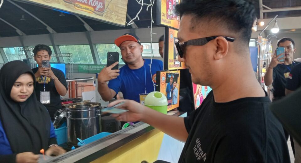 Ribuan Orang Berjubel Hadiri Deliwafa Festival Vol 4 di Surabaya, UMKM Pamerkan Produknya (istimewa/ surabayakabarmetro.id)