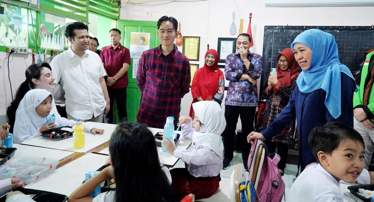 hofifah mendampingi Wapres RI terpilih Gibran Rakabuming Raka meninjau pelaksanaan uji coba pemberian makanan bergizi dan gratis di Kota Surabaya. (istimewa/ surabayakabarmetro.id)