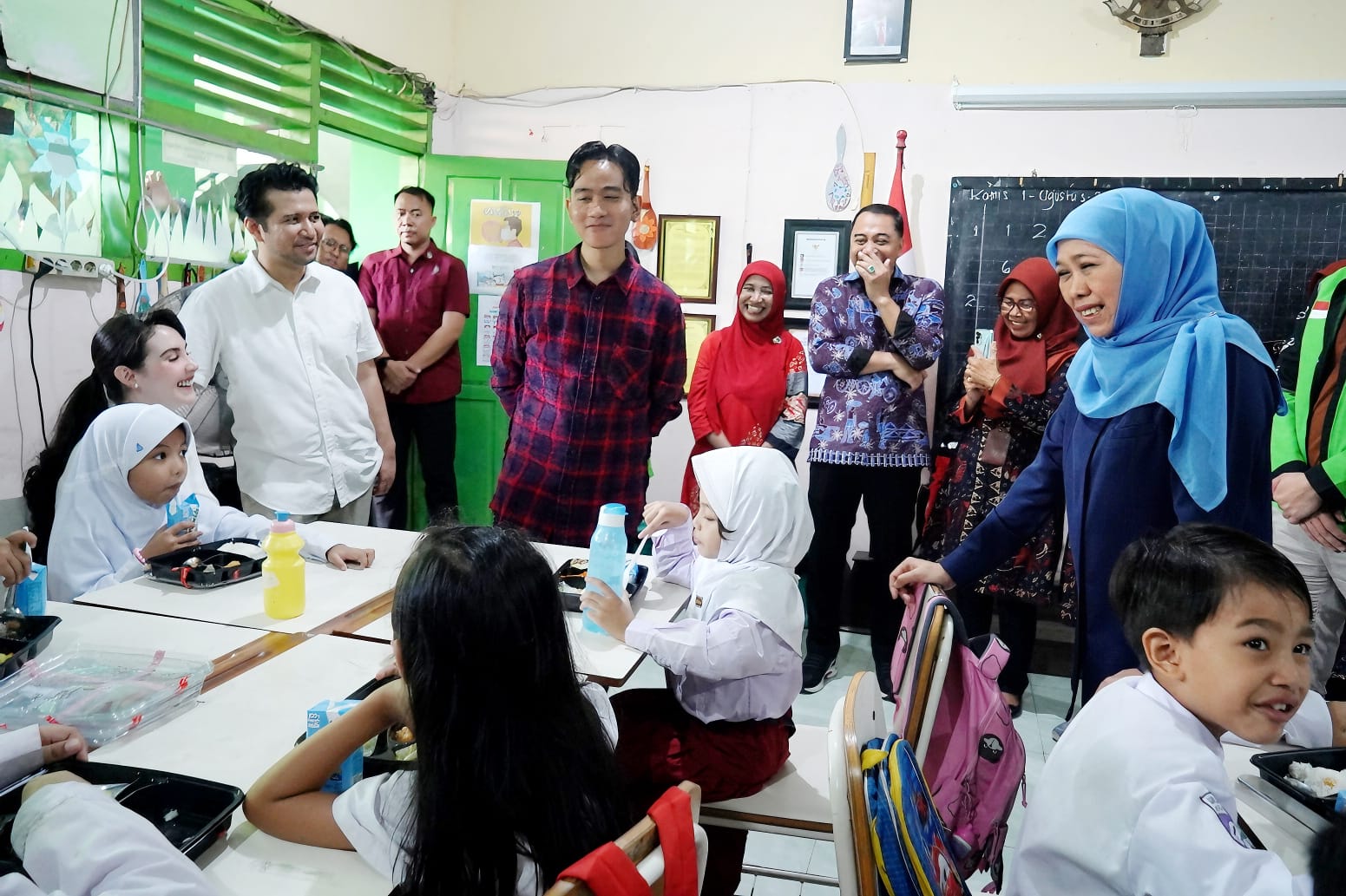 hofifah mendampingi Wapres RI terpilih Gibran Rakabuming Raka meninjau pelaksanaan uji coba pemberian makanan bergizi dan gratis di Kota Surabaya. (istimewa/ surabayakabarmetro.id)