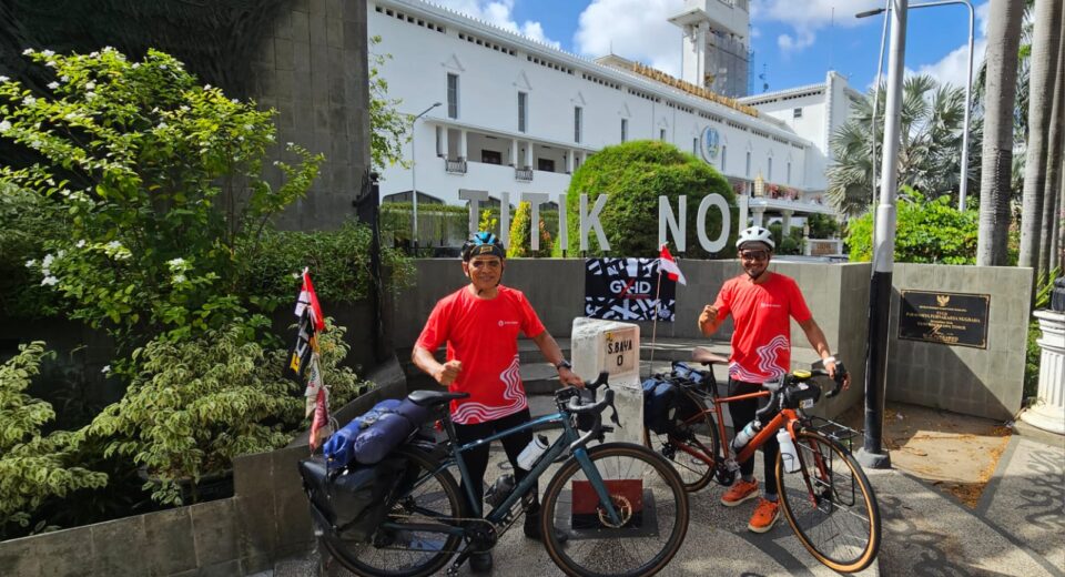 Peringati HUT RI, Dua Pesepeda Rela Ngontel dari Surabay ke IKN untuk Upacara Bendera (istimewa/ surabayakabarmetro.id)