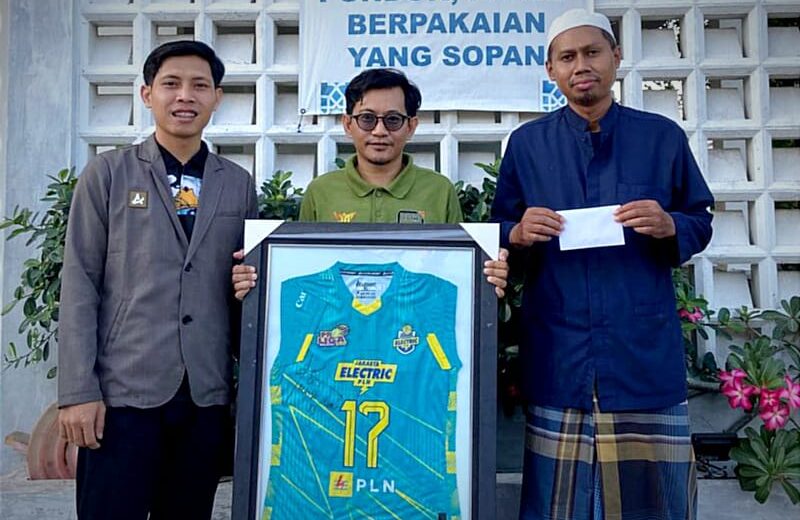 Maya Indri dan Apparel Allegiant Lelang Jersey Matchworn, Niat Bantu Pondok Pesantren di Lamongan (istimewa/ surabayakabarmetro.id)