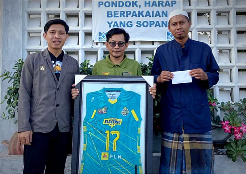 Maya Indri dan Apparel Allegiant Lelang Jersey Matchworn, Niat Bantu Pondok Pesantren di Lamongan (istimewa/ surabayakabarmetro.id)