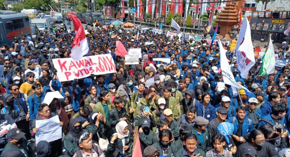 Demo Mahasiswa soal RUU Pilkada di Surabaya Berakhir dengan Tangisan Ketua DPRD Jatim (istimewa/ surabayakabarmetro.id)