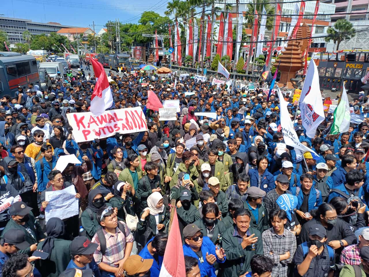 Demo Mahasiswa soal RUU Pilkada di Surabaya Berakhir dengan Tangisan Ketua DPRD Jatim (istimewa/ surabayakabarmetro.id)