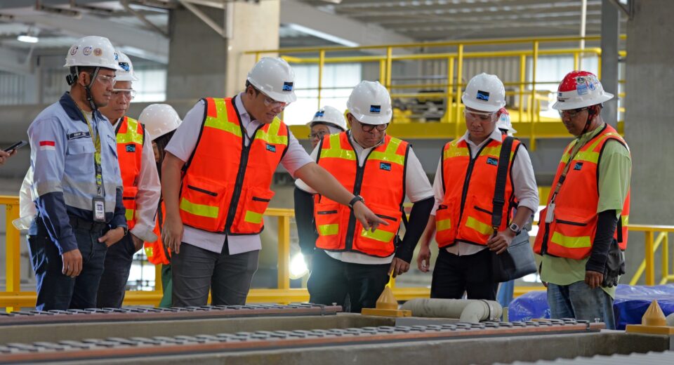 Kantor Staf Presiden meninjau area Electrorefinery (istimewa/ surabayakabarmetro.id)