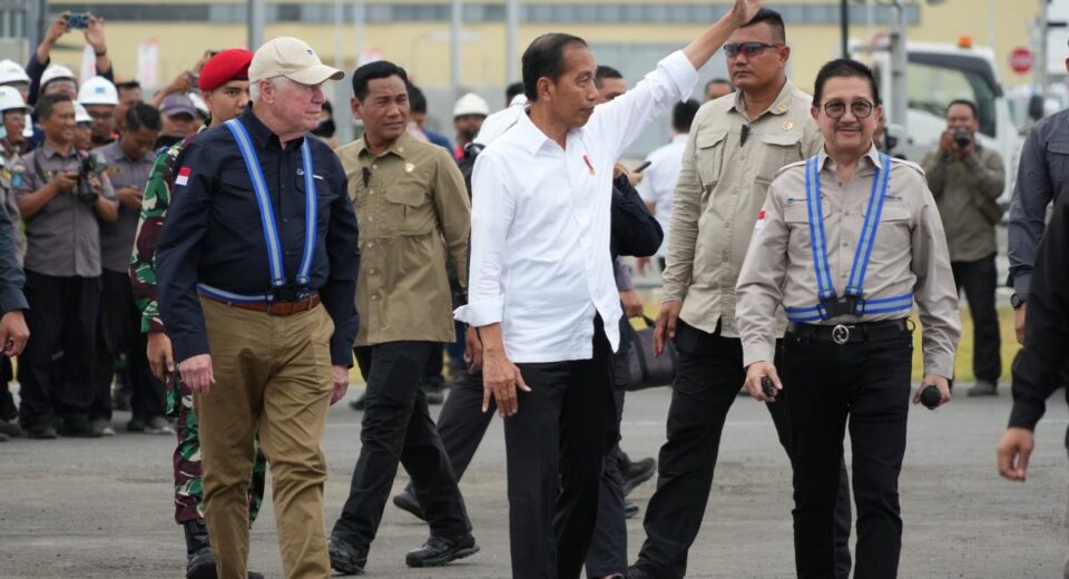 Presiden RI Joko Widodo didampingi oleh Chairman of the Board Freeport Mc-MoRan Richard Adkerson (kiri) dan Presiden Direktur PTFI Tony Wenas (kanan) dalam acara peresmian produksi Smelter PT Freeport Indonesia di Kawasan Ekonomi Khusus (KEK) Gresik, Jawa Timur, 23 September 2024. (istimewa/ surabayakabarmetro.id)