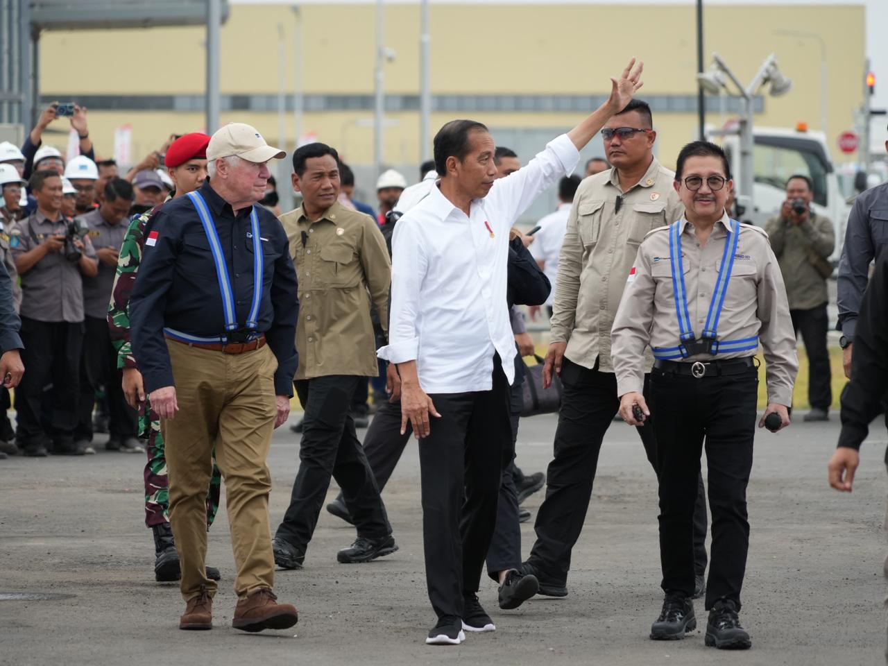 Presiden RI Joko Widodo didampingi oleh Chairman of the Board Freeport Mc-MoRan Richard Adkerson (kiri) dan Presiden Direktur PTFI Tony Wenas (kanan) dalam acara peresmian produksi Smelter PT Freeport Indonesia di Kawasan Ekonomi Khusus (KEK) Gresik, Jawa Timur, 23 September 2024. (istimewa/ surabayakabarmetro.id)