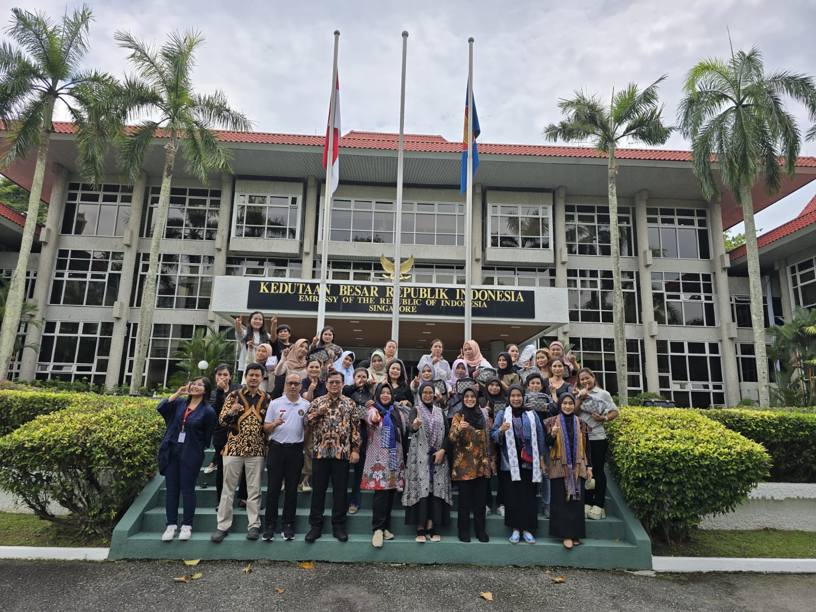 Peduli Pekerja Migran, LPPM UNESA Latih Kebugaran dan Tata Rias Wajah untuk WNI Penghuni Shelter di Singapura (istimewa/ surabayakabarmetro.id)