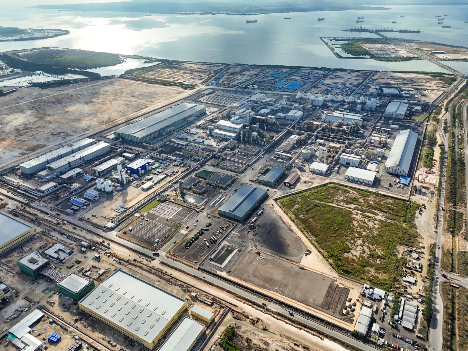 Foto udara smelter PTFI di Kawasan Ekonomi Khusus Gresik. (istimewa/ surabayakabarmetro.id)