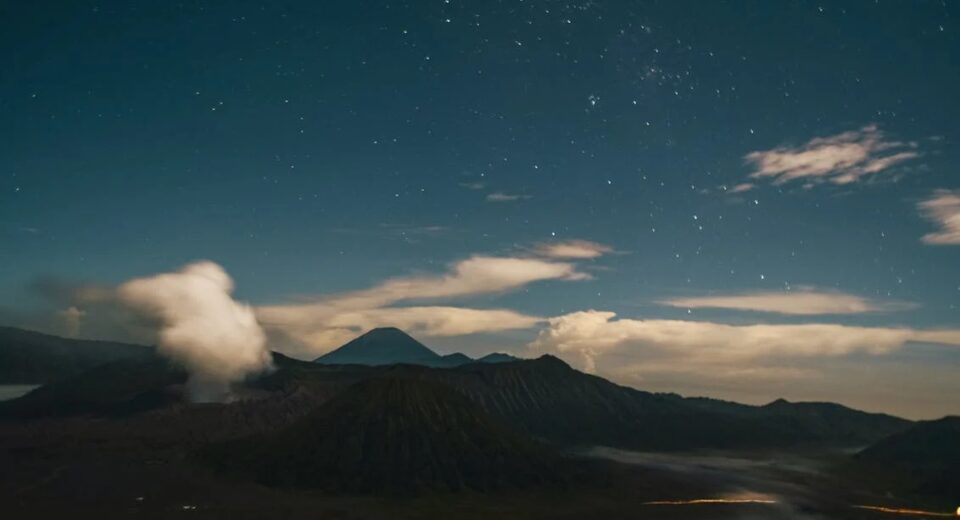 Daftar 5 Destinasi Wisata Terbaik di Asia Versi Agoda, Ada Gunung Bromo hingga Jepang (istimewa/ s)urabayakabarmetro.id
