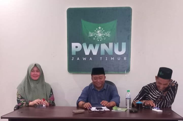 Khofifah hadiri pengukuhan Prof Safi' sebagai Guru Besar Hukum UTM. (istimewa/ surabayakabarmetro.id)