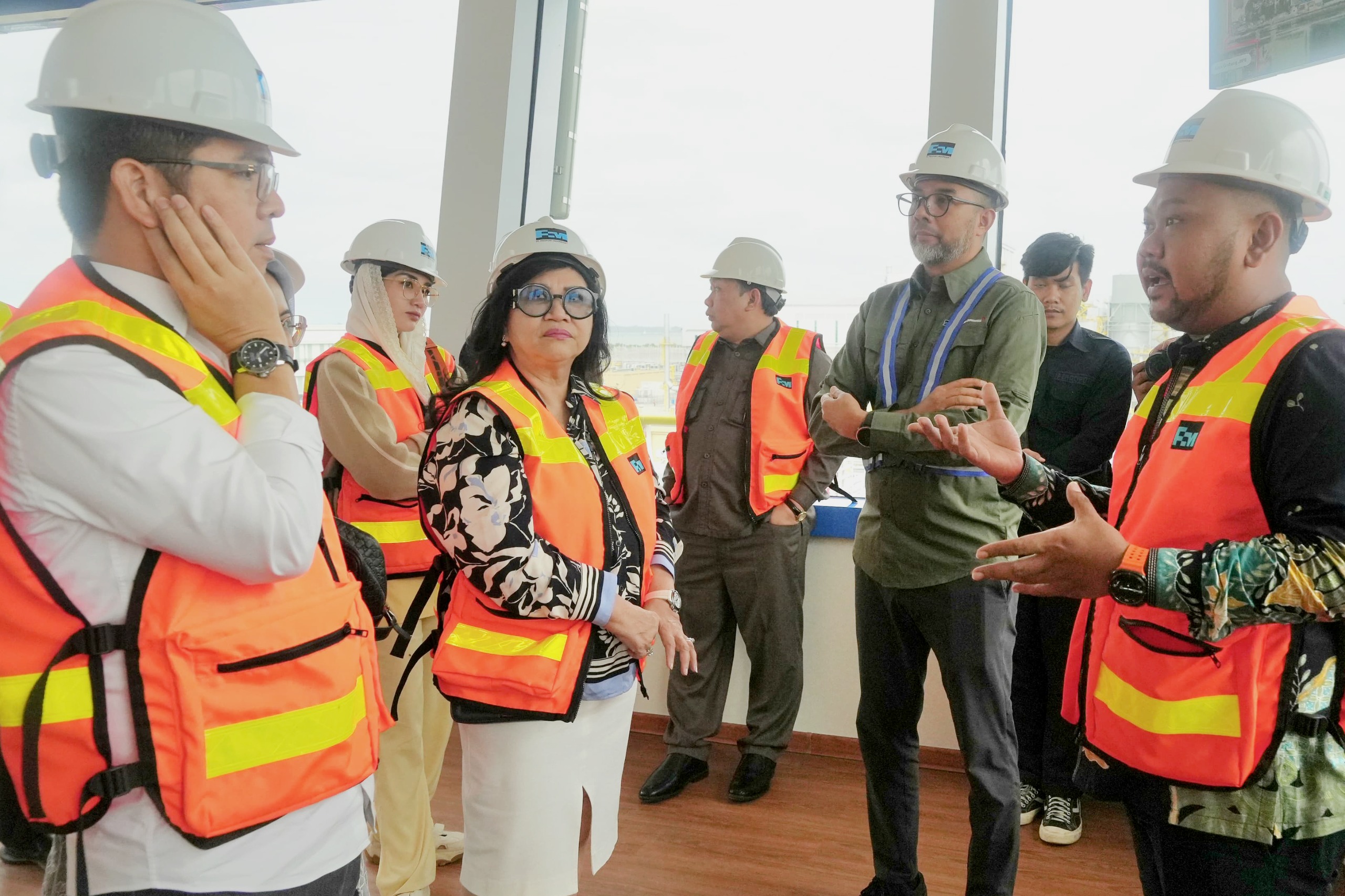 Bupati Gresik Fandi Akhmad Yani (kanan) bersama jajaran Anggota Komisi VII DPR RI menerima penjelasan singkat mengenai area operasi Smelter PTFI sekaligus melihat keseluruhan area dari Overview Point Tower. (istimewa/ surabayakabarmetro.id)