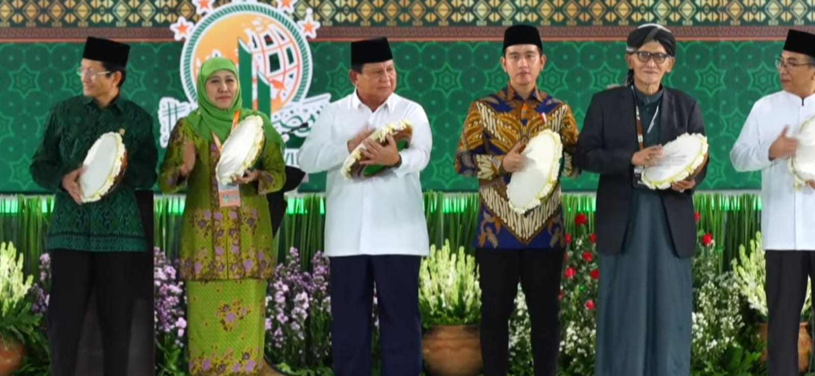 Buka Kongres XVIII Muslimat NU di Surabaya, Presiden Prabowo Komentari Khofifah: Untung Beliau Dukung Saya (istimewa/ surabayakabarmetro.id)