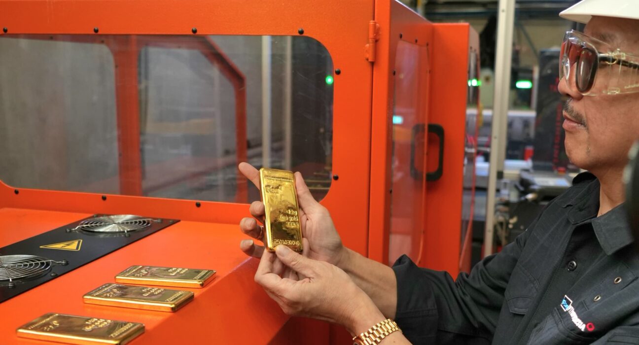PT Freeport Indonesia (PTFI) menjadi perusahaan tambang tembaga terintegrasi hulu hilir pertama yang memurnikan lumpur anoda menjadi emas batangan murni. Hal tersebut ditandai dengan pengiriman perdana emas batangan dari fasilitas Precious Metal Refinery (PMR) Smelter PTFI ke PT Aneka Tambang Tbk (ANTAM), Rabu (12/2). (istimewa/ surabayakabarmetro.id)
