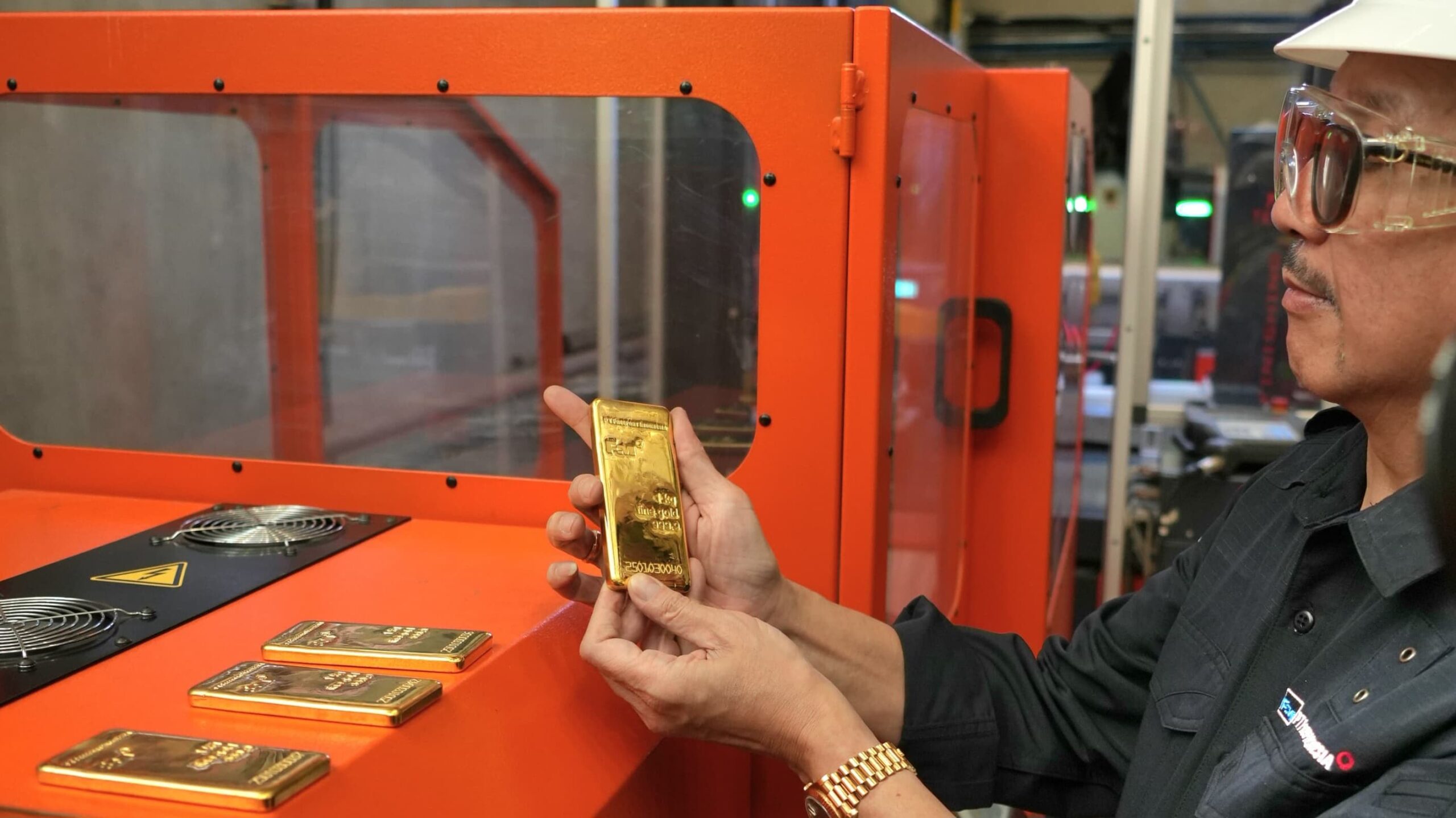 PT Freeport Indonesia (PTFI) menjadi perusahaan tambang tembaga terintegrasi hulu hilir pertama yang memurnikan lumpur anoda menjadi emas batangan murni. Hal tersebut ditandai dengan pengiriman perdana emas batangan dari fasilitas Precious Metal Refinery (PMR) Smelter PTFI ke PT Aneka Tambang Tbk (ANTAM), Rabu (12/2). (istimewa/ surabayakabarmetro.id)