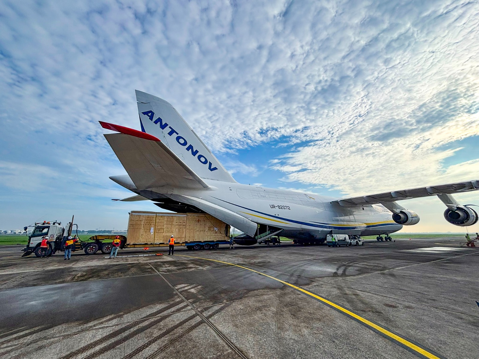 Pengangkutan critical restart material Smelter PTFI ke dalam pesawat Antonov, Frankfurt (28/02). (istimewa/ surabayakabarmetro.id)