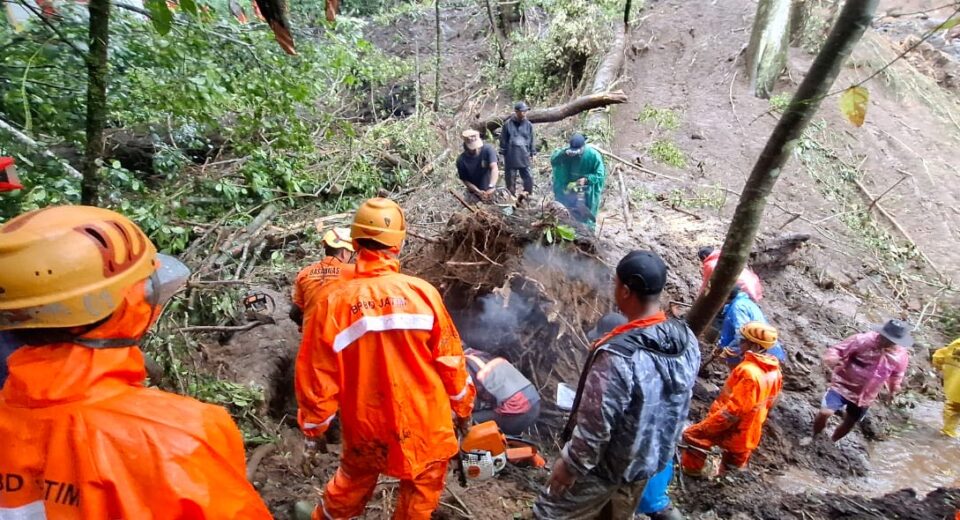 Daftar Nama dan Identitas 10 Korban Meninggal saat Bencana Longsor di Cangar-Pacet Mojokerto, Sebagian Besar dari Sidoarjo (istimewa/ surabayakabarmetro.id)