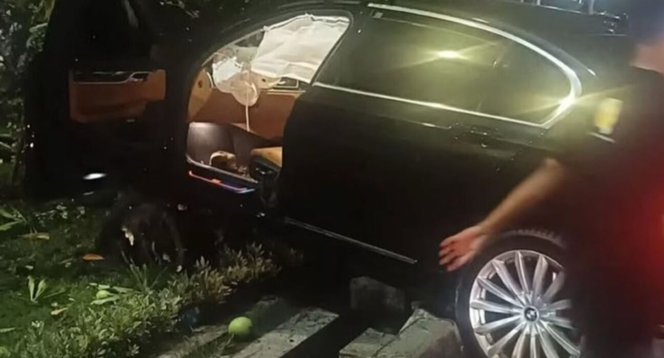 Ikuti Aplikasi, Mobil Sedan BMW Terjun dari Ujung Tol KLBM Gresik, Warga sampai Heboh (istimewa/ surabayakabarmetro.id)