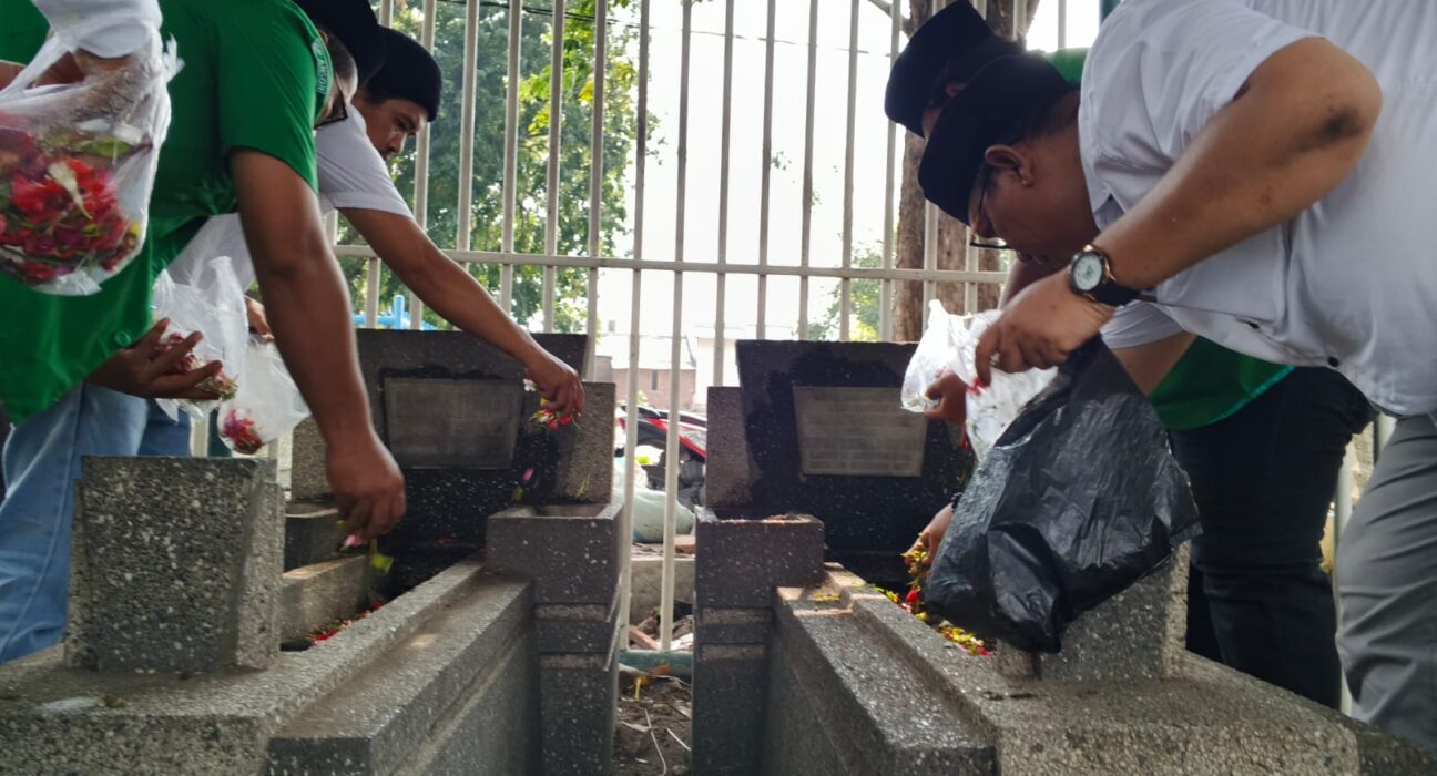 Forkom Jurnalis Nahdliyin bersama GP Ansor Surabaya ziarah ke makam Wali Kota Surabaya pertama, dr. Radjamin Nasution pada momen Hari Jadi Kota Surabaya ke-732. (istimewa/ surabayakabarmetro.id)