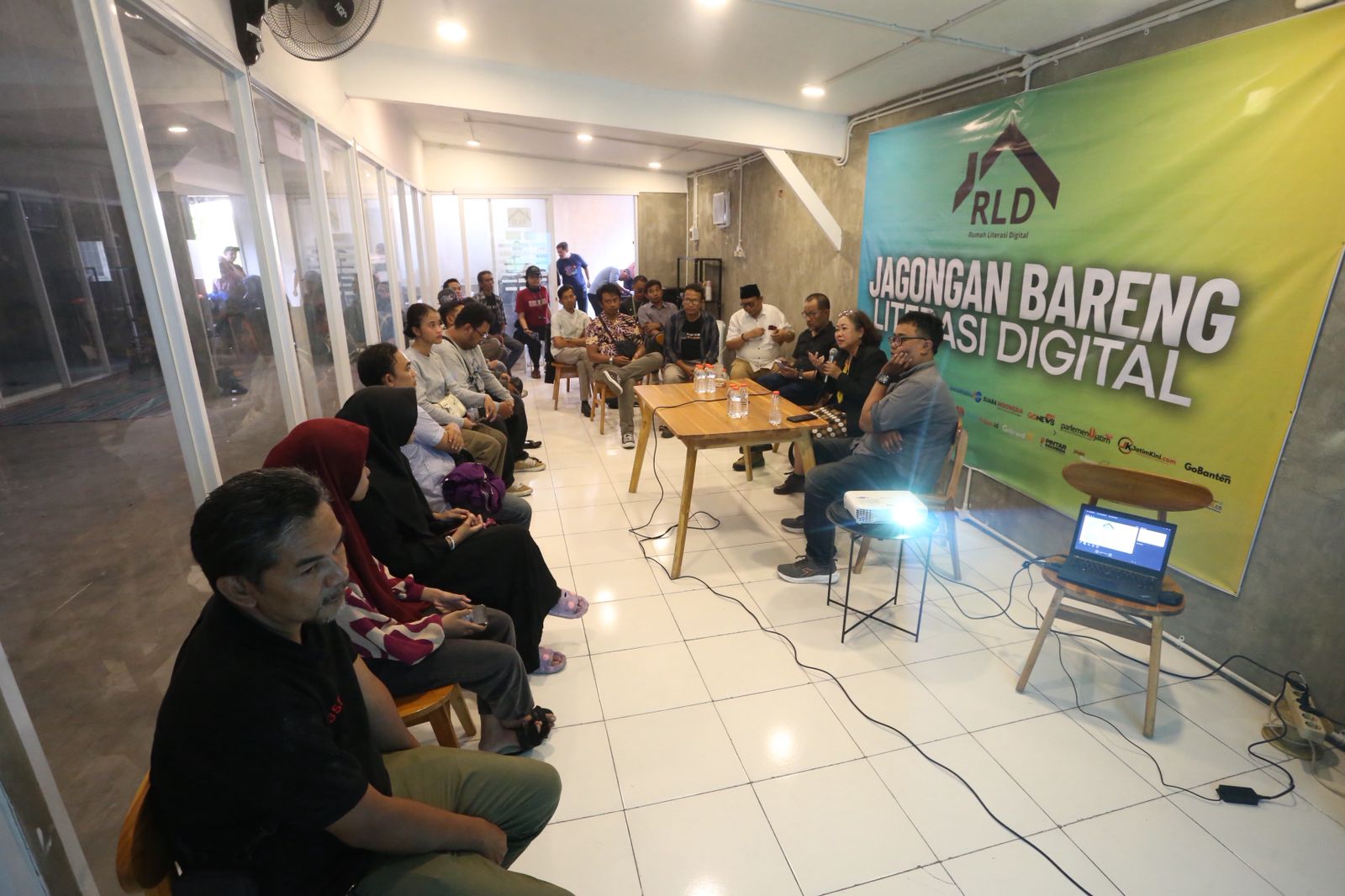 Serunya Diskusi Rumah Literasi Digital, Menyoal Masa Depan Jurnalistik di Tengah Gempuran Media Sosial (istimewa/ surabayakabarmetro.id)
