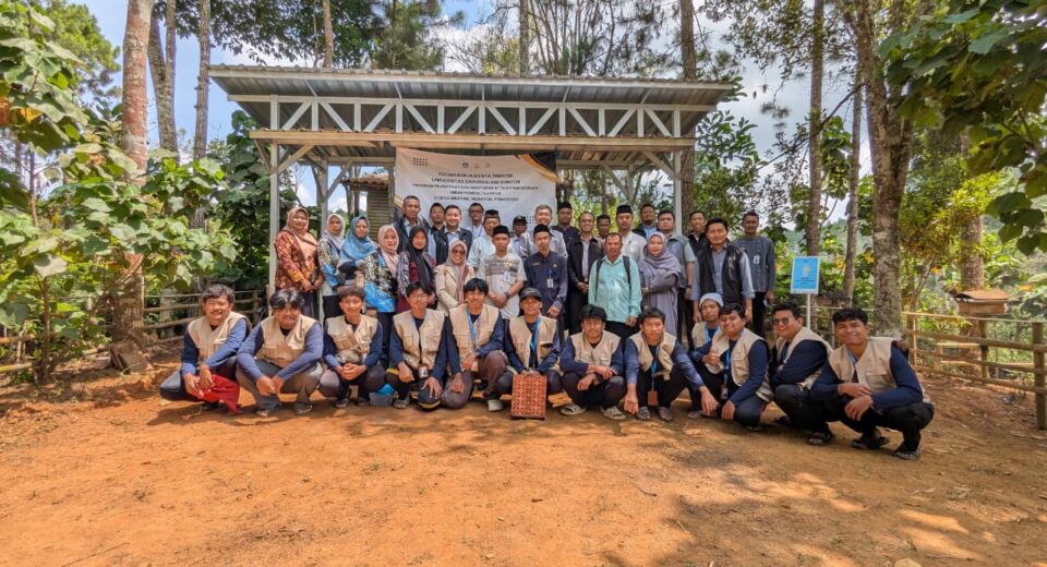 Kolaborasi Unida Gontor- Unmuh Ponorogo–Kemendiktisaintek Dorong Pengembangan Eduwisata Madu Lebah di Desa Mrayan (istimewa/ surabayakabarmetro.id)