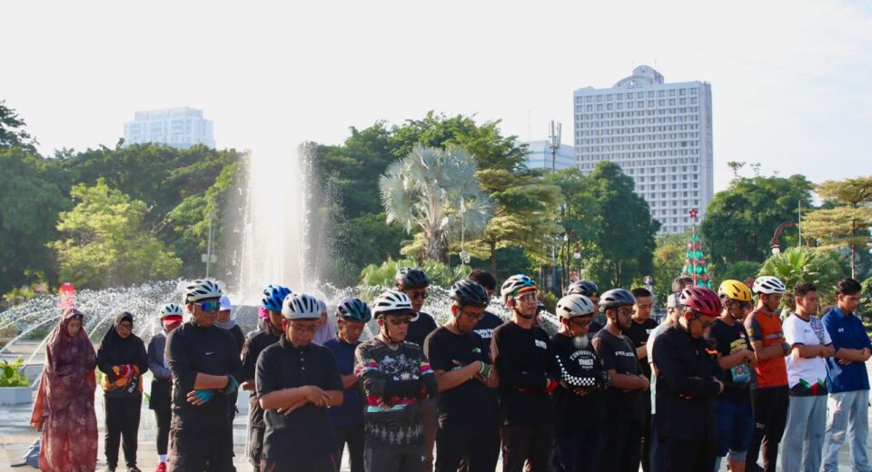 Peduli Korban Bencana Sumatra, Komunitas Pesepeda di Surabaya Gelar Salat Ghoib (istimewa/ surabayakabarmetro.id)