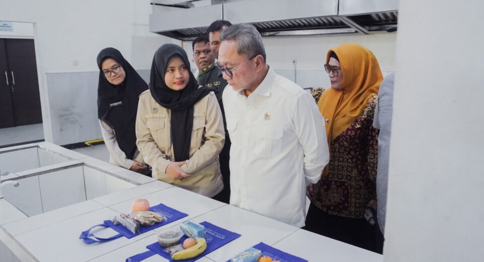 Menko Pangan Zulkifli Hasan Tinjau SPPG Kepanjen Malang, Pastikan MBG Siap Selama Ramadan 2026 (istimewa/ surabayakabarmetro.id)