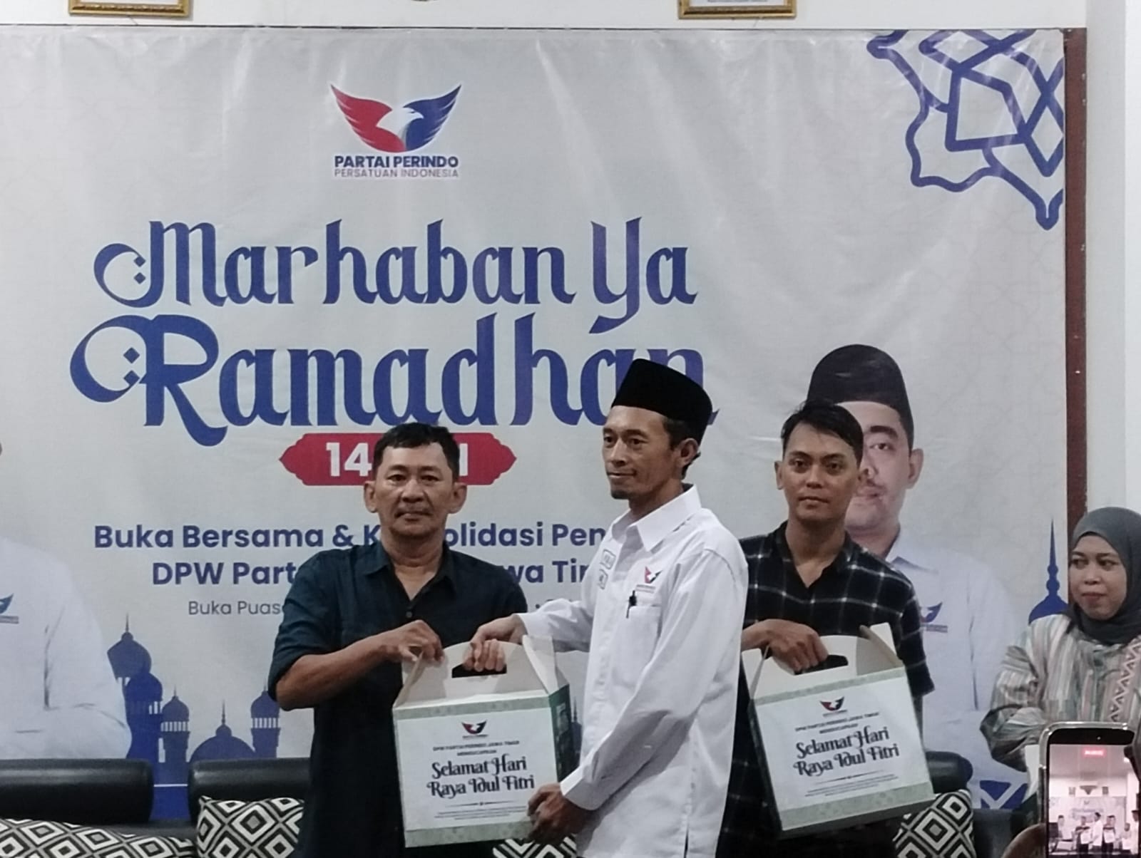 Buka Bersama Para Kadernya, Perindo Jatim Hidangkan Makanan Gerobak Khas PKL, Dukung UMKM (istimewa/ surabayakabarmetro.id)
