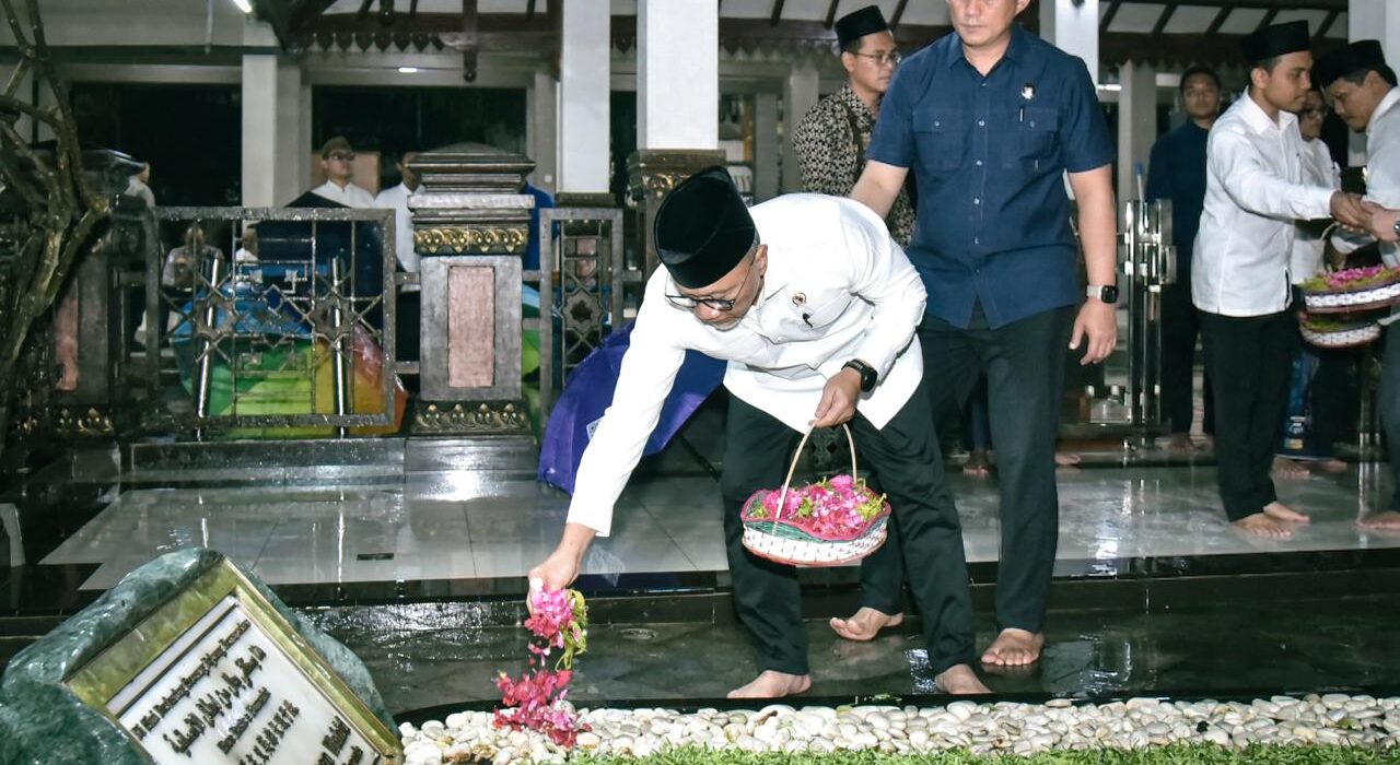 Ziarah ke Makam Gus Dur, Menko Pangan Zulkifli Hasan Sebut Pemerintah Terus Dorong Percepatan MBG di Pesantren (istimewa/ surabayakabarmetro.id)
