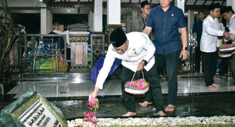 Ziarah ke Makam Gus Dur, Menko Pangan Zulkifli Hasan Sebut Pemerintah Terus Dorong Percepatan MBG di Pesantren (istimewa/ surabayakabarmetro.id)