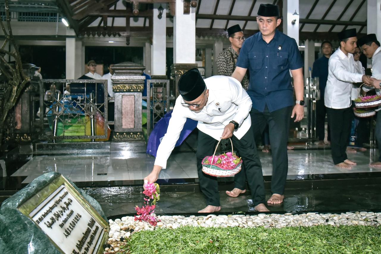 Ziarah ke Makam Gus Dur, Menko Pangan Zulkifli Hasan Sebut Pemerintah Terus Dorong Percepatan MBG di Pesantren (istimewa/ surabayakabarmetro.id)