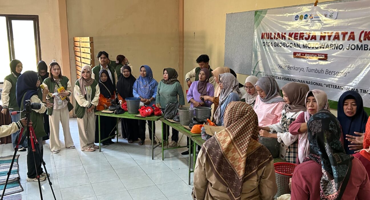 Edukasi Warga Grobogan Jombang, Mahasiswa UPN Ajarkan Olah Sampah Organik Pakai Metode Takakura (istimewa/ surabayakabarmetro.id)