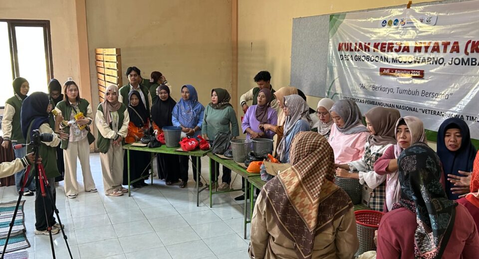 Edukasi Warga Grobogan Jombang, Mahasiswa UPN Ajarkan Olah Sampah Organik Pakai Metode Takakura (istimewa/ surabayakabarmetro.id)