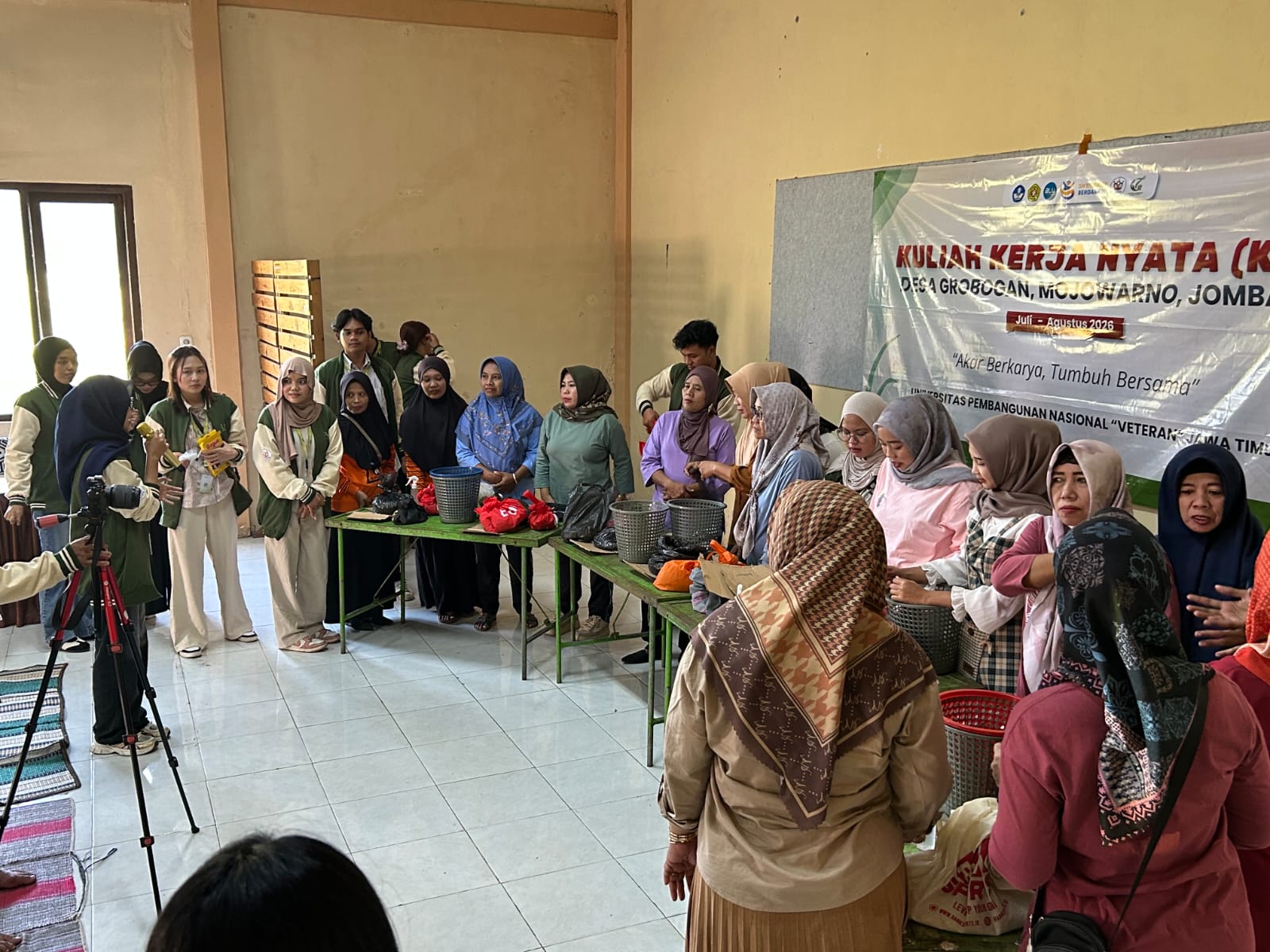 Edukasi Warga Grobogan Jombang, Mahasiswa UPN Ajarkan Olah Sampah Organik Pakai Metode Takakura (istimewa/ surabayakabarmetro.id)