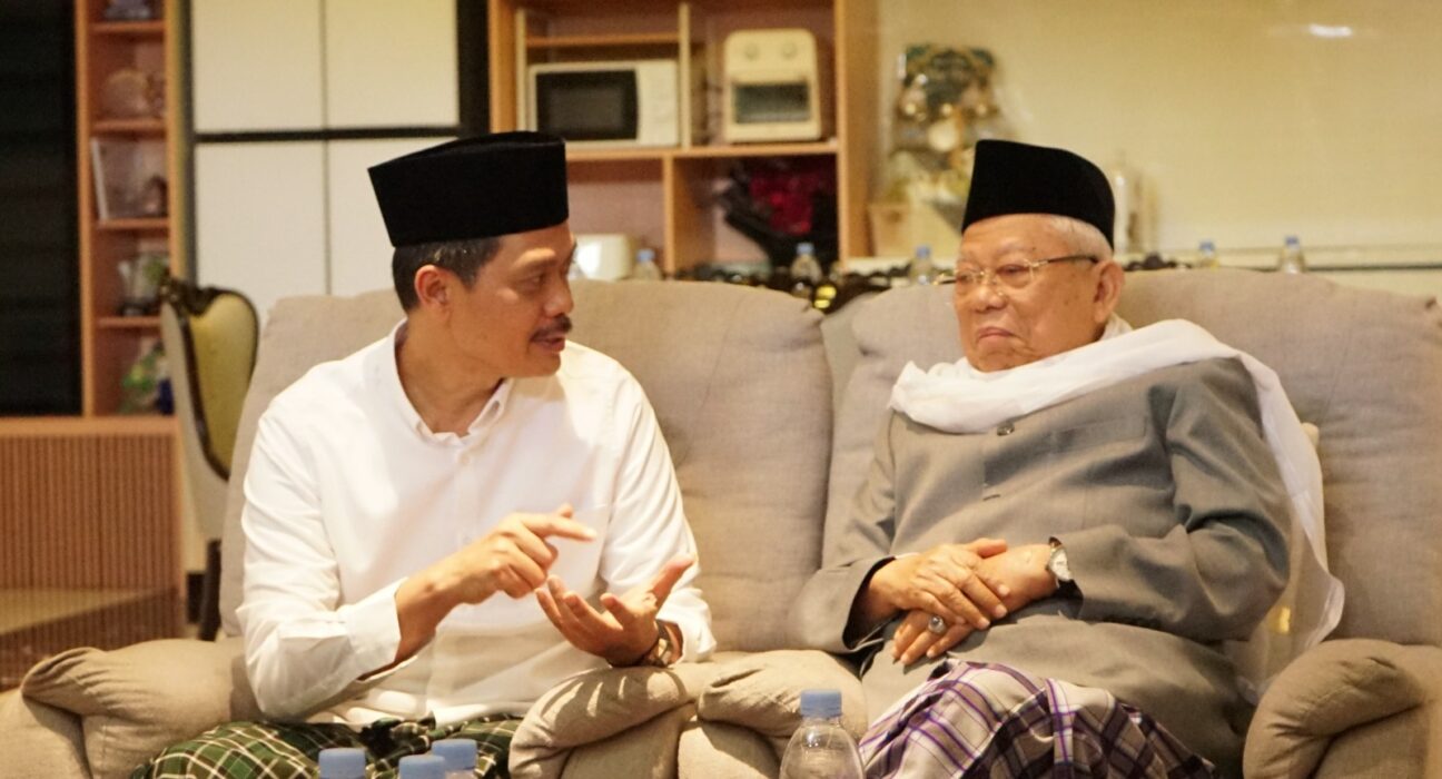 Pengasuh Pondok Pesantren Bina Insan Mulia, Cirebon, Jawa Barat, KH Imam Jazuli, menilai status seorang calon sebagai menteri tidak semestinya menjadi penghalang untuk maju sebagai Ketua Umum PBNU (istimewa/ surabayakabarmetro.id)