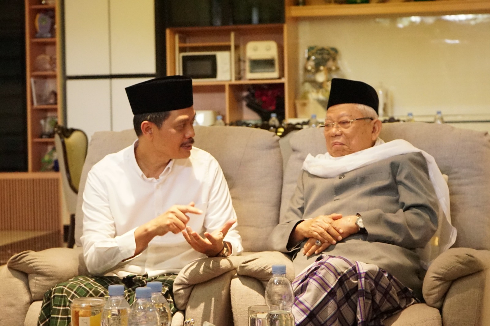 Pengasuh Pondok Pesantren Bina Insan Mulia, Cirebon, Jawa Barat, KH Imam Jazuli, menilai status seorang calon sebagai menteri tidak semestinya menjadi penghalang untuk maju sebagai Ketua Umum PBNU (istimewa/ surabayakabarmetro.id)