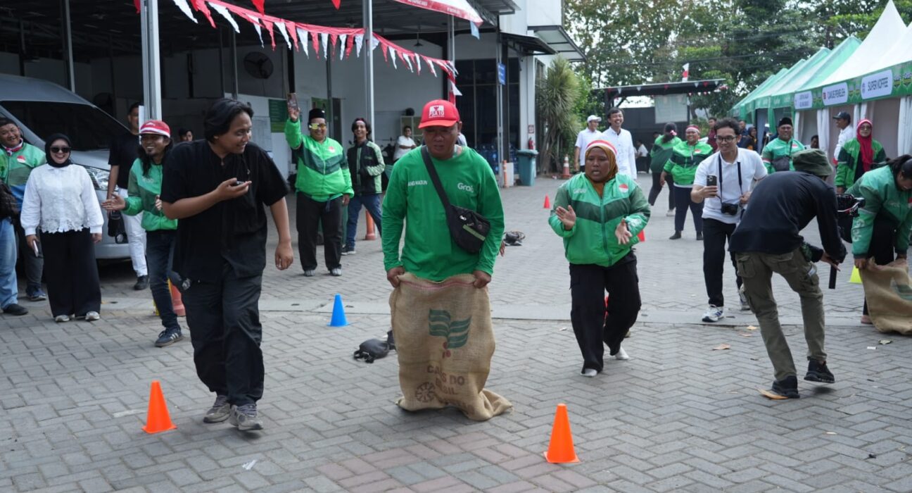 Serunya Mitra Grab Surabaya saat Rayakan HUT ke-81 RI, Tak Lupa Juga Ada Upacara yang Khidmat (istimewa/ surabayakabarmetro.id)