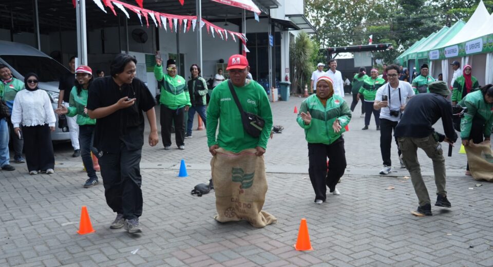 Serunya Mitra Grab Surabaya saat Rayakan HUT ke-81 RI, Tak Lupa Juga Ada Upacara yang Khidmat (istimewa/ surabayakabarmetro.id)