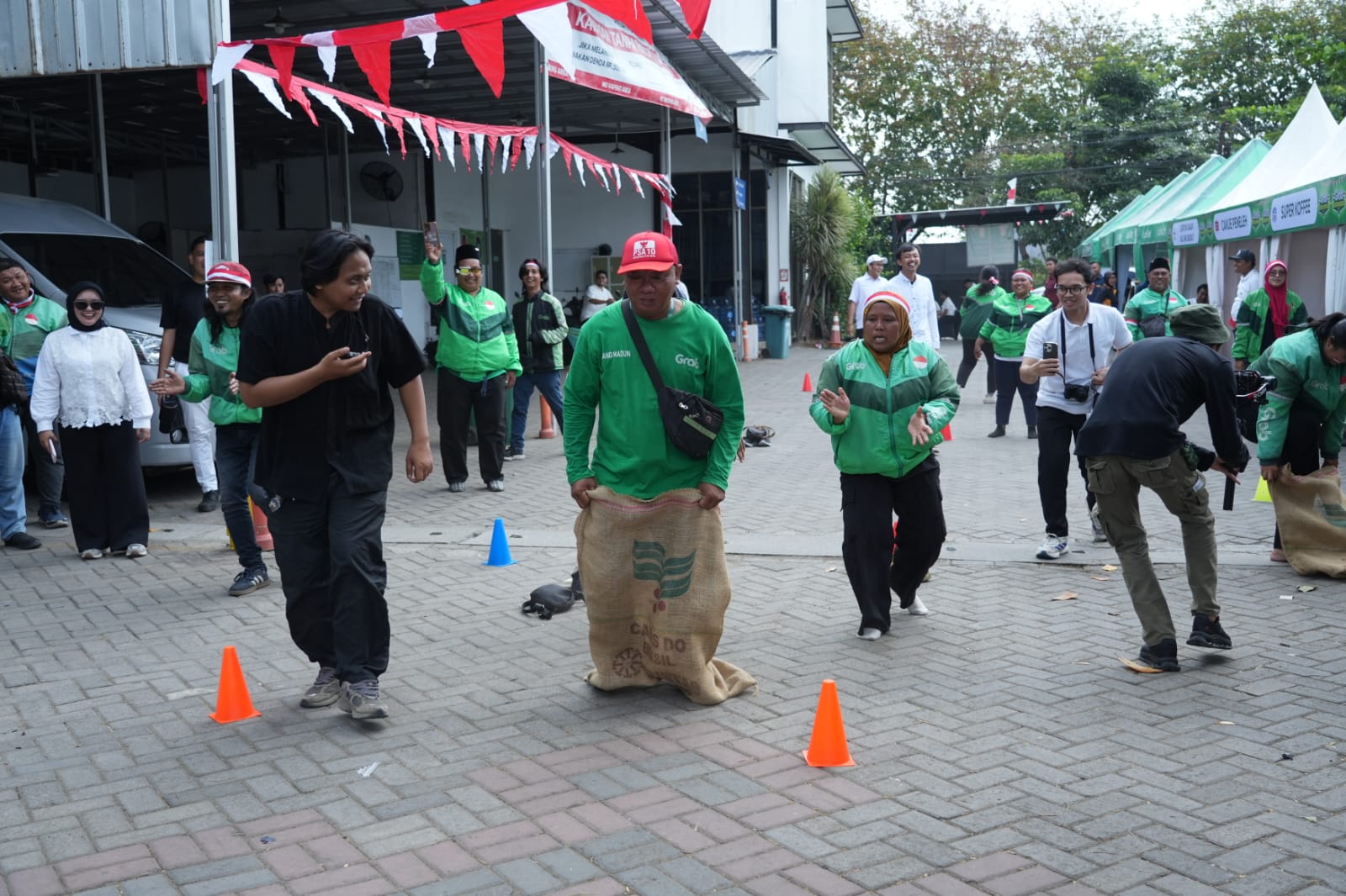 Serunya Mitra Grab Surabaya saat Rayakan HUT ke-81 RI, Tak Lupa Juga Ada Upacara yang Khidmat (istimewa/ surabayakabarmetro.id)