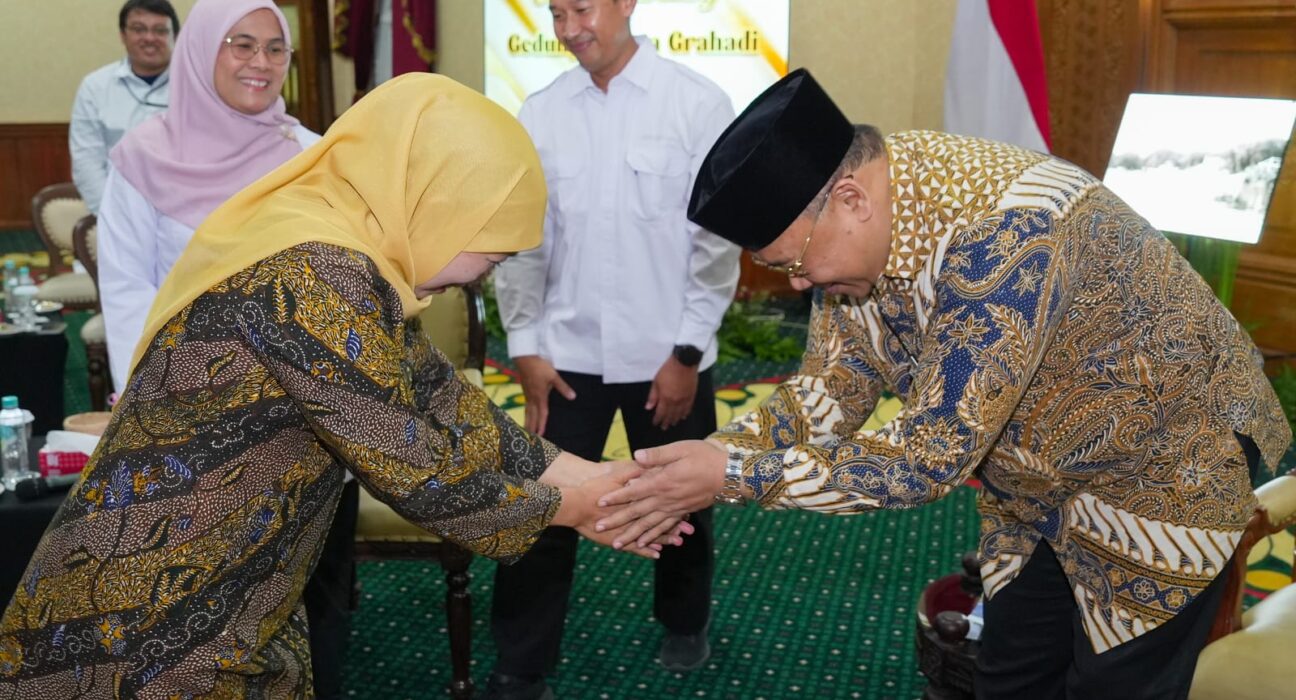 Pengelola Asrama Mahasiswa Nusantara (AMN) Surabaya bersama Universitas Pembangunan Nasional “Veteran” Jawa Timur (UPN “Veteran” Jatim), dan perguruan tinggi mitra bertemu Gubernur Jawa Timur, Khofifah Indar Parawansa, di Gedung Negara Grahadi, Surabaya, beberapa waktu lalu. (istimewa/ surabayakabarmetro.id)