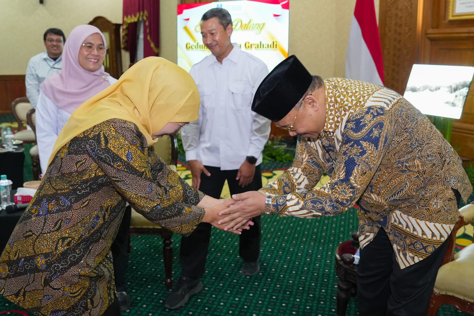 Pengelola Asrama Mahasiswa Nusantara (AMN) Surabaya bersama Universitas Pembangunan Nasional “Veteran” Jawa Timur (UPN “Veteran” Jatim), dan perguruan tinggi mitra bertemu Gubernur Jawa Timur, Khofifah Indar Parawansa, di Gedung Negara Grahadi, Surabaya, beberapa waktu lalu. (istimewa/ surabayakabarmetro.id)