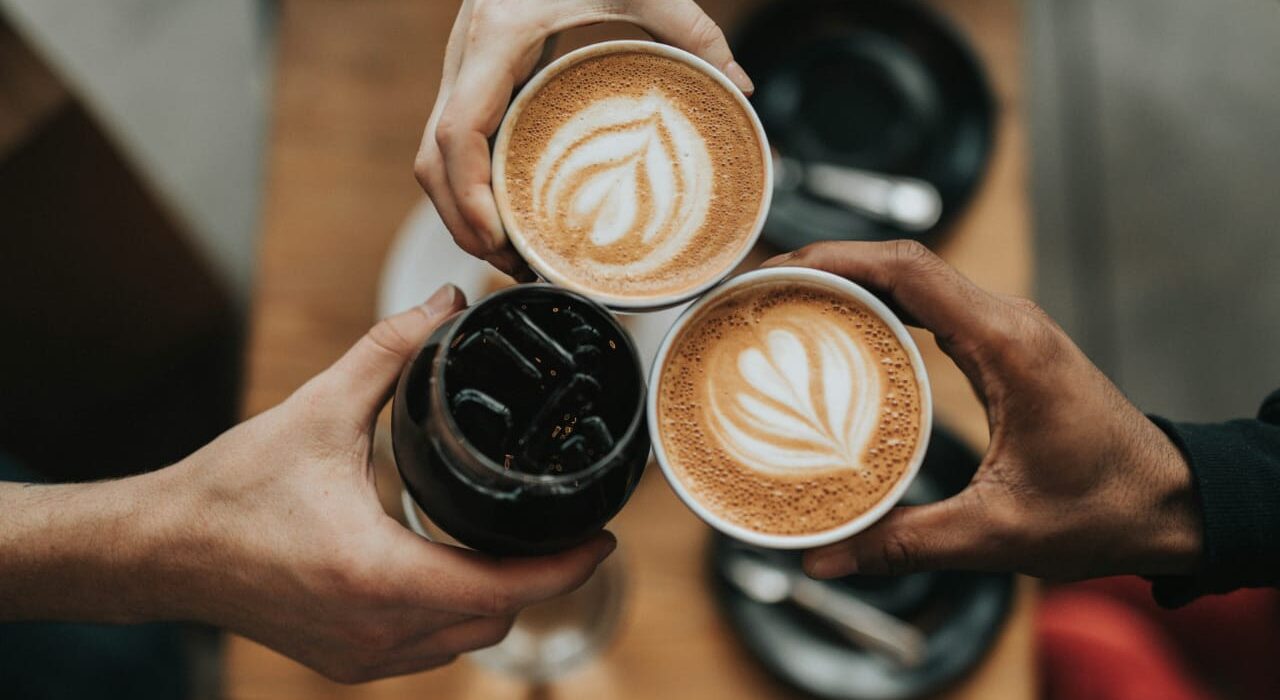 Kopi untuk Bertahan, Begadang untuk Mengejar, Rutinitas yang Dianggap Normal oleh Anak Muda, Ternyata Ada Dampak Buruknya (unsplash)